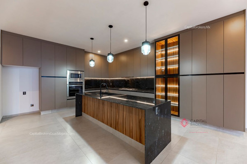Casa Nueva De Lujo Con Sótano En Venta Villa Verona