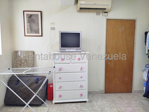 Apartamento Amoblado En Alquiler, Piso Bajo, Cercana A Vías Principales. Avenida Principal De Coropo. Rah 25-17438