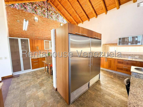 Casa En Venta En Alto Hatillo Con Imponente Vista Panorámica Al Ávila