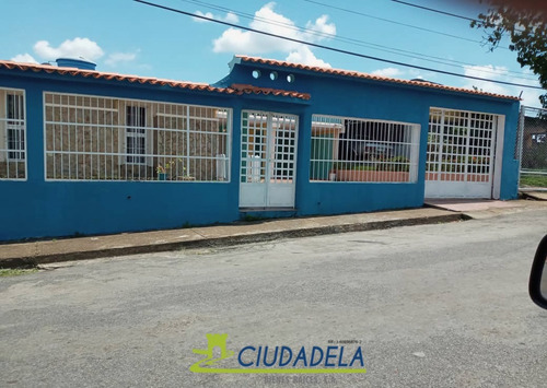 Imagen 1 de 14 de Casa En Venta Urb. Alberto Ravell Con Piscina
