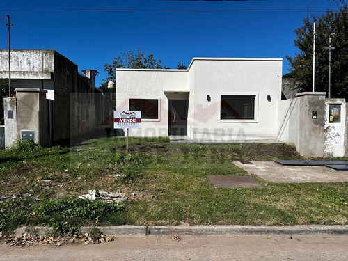 Casa 3 Dormitorios A Estrenar En Venta - Calle Escalada E/ 9 De Julio Y Alberti. Calle Asfaltada A 1 Cuadra De Avenida Italia.
