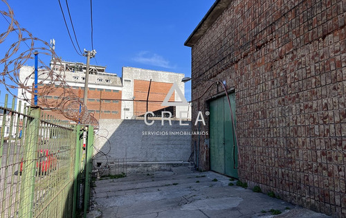 A Precio Rebajado, Se Vende Gran Local Depósito A Metros De Bvar. Batlle Y Ordoñez.
