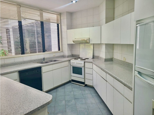 Apartamento En Alquiler Ubicado En Altamira, Chacao - Caracas