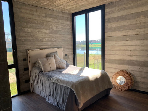 Casa A La Venta Con Vista A La Laguna De En El Barrio Riberas, Puertos Del Lago, Escobar