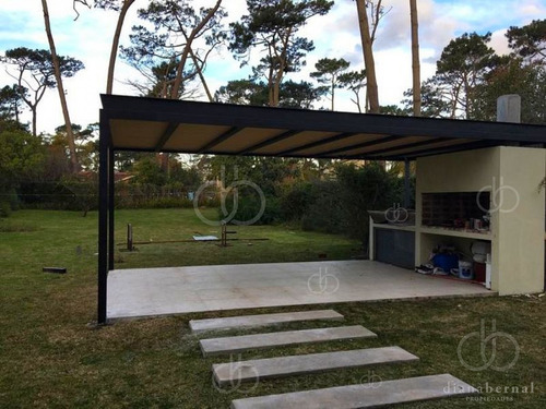 Imagen 2 de 16 de Casa De Dormitorios Y Piscina En Pinares, Punta Del Este- Ref: 54653
