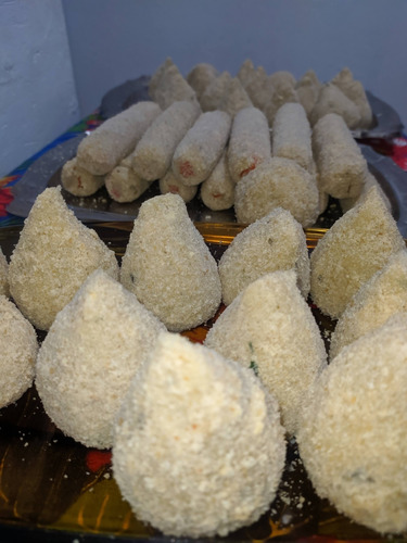 Imagem 3 de 10 de Fabricante De Coxinhas Artesanais Com A Massa De Batata.