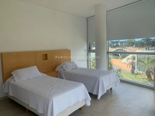 Apartamento En Venta De 3 Dormitorios En Edificio Delamar, Punta Del Este.