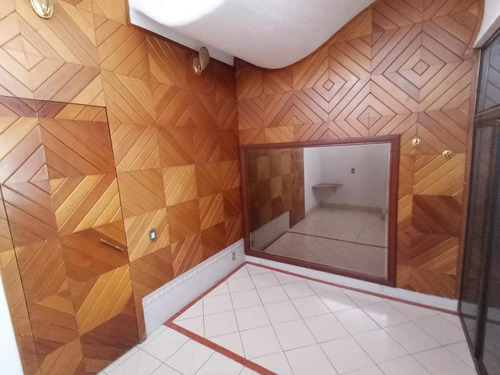 Consultorio Para Profesional De La Salud, Con Baño Exclusivo, Primer Piso