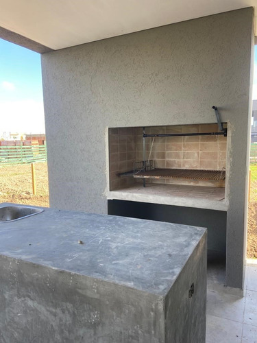 Imagen 2 de 13 de Casa Con Piscina En Venta Ubicado En Puertos
