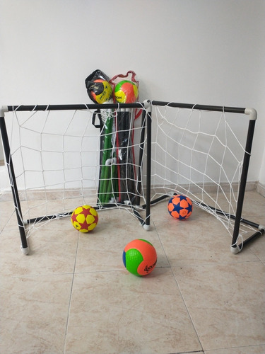Cancha De Fútbol Para Niños Con Balón