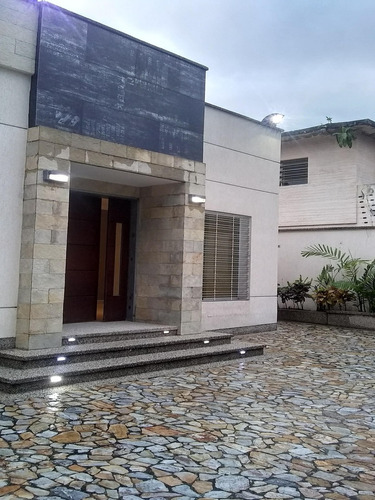 Se Vende  Casa 700m2 8h/6b/5pe La Floresta