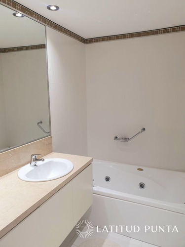 Imagen 17 de 24 de Piso Alto En Le Parc, 2 Dormitorios En Suite Más Dependencia