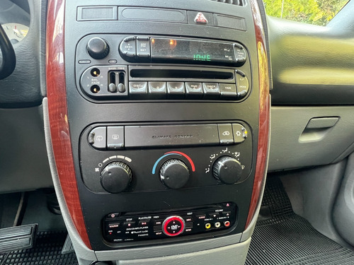 Imagen 14 de 25 de Chrysler Town Country 2005 Flamantísima