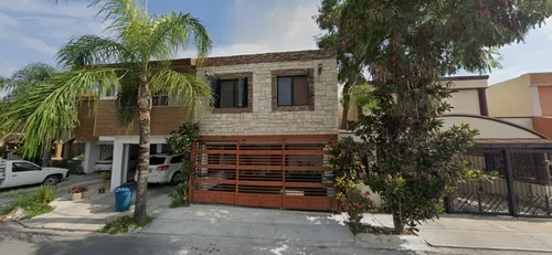 Casa De Dos Niveles Con Amplia Cochera