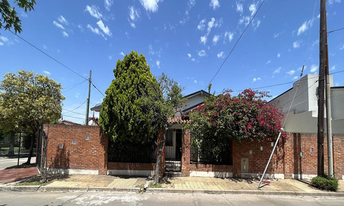 Casa En  Venta Sobre Calle Pegoud, Ciudad Jardín