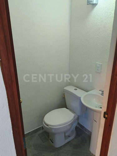 Locales En Renta De 13m2 Y 23 M2 En Esquina