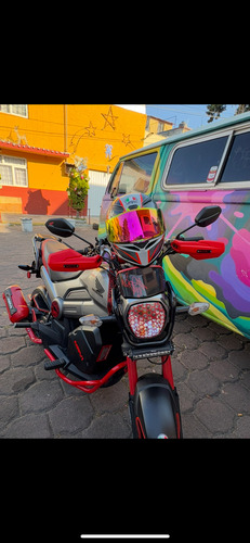 Plateada Con Rojo, Muchos Accesorios