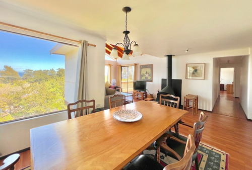 Venta De Interesante Casa A Pasos De Todo, Cachagua