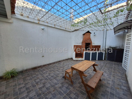 Hermoso Town House En Urb. Barrio Sucre En Maracay 25-7709 Df