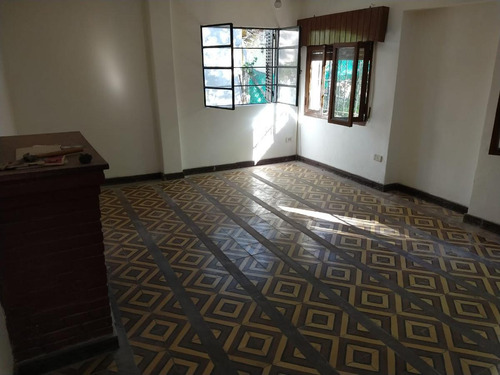 Imagen 4 de 9 de Hermosa Casa-quinta De 1 Dormitorio En Moreno Lado Norte! Sobre Calle Güemes Entre Venezuela Y Guatemala - Amplio Parque!