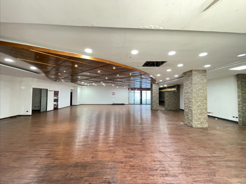 Local Comercial En Arriendo En Las Condes 383m2 A La Calle