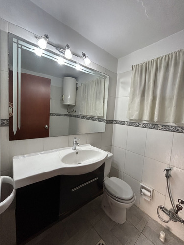 Apartamento Alquiler 2 Dormitorios En Bella Vista Con Balcón Al Frente, 1er Piso