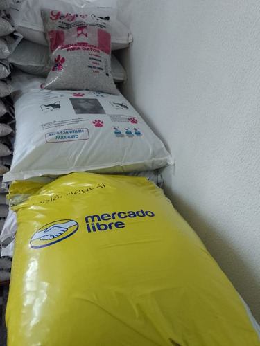 Imagen 2 de 6 de Arena Sanitaria Para Gatos Olor Lavanda Bulto Por 25 Kilos