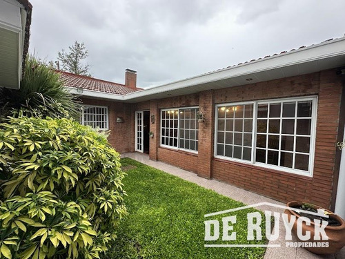 Casa Con Quincho En Barrio San Emilio