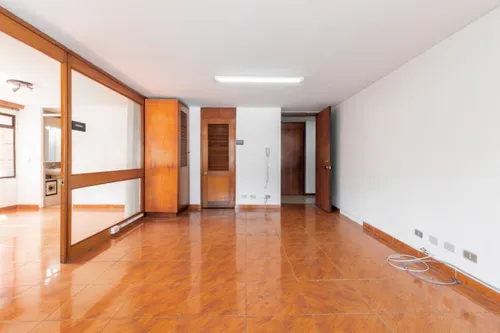 Oficina En Arriendo/venta En El Chicó. Cod V6701