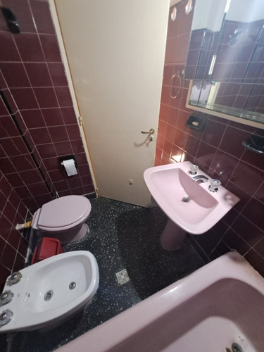 Tipo Casa 4 Amb Al Frente En Planta Baja Con Patio * A Mts De Avenidas*