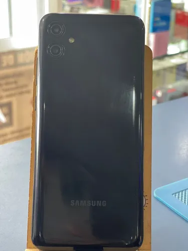Celular Samsung A04e Usado Excelente Con Lamina Antiespia Azul Oscuro