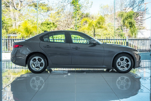 Imagen 3 de 15 de Alfa Romeo Giulia 200 Gris Grafito