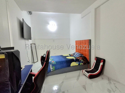 //*// María E. Vende Tu Nuevo Hogar Moderno Te Espera! Ubicada Al Este De La Ciudad, Esta Hermosa Casa Ofrece Una Fusión Perfecta De Comodidad Y Estilo. Ubicada En Las Trinitarias, Lara#25-20409**