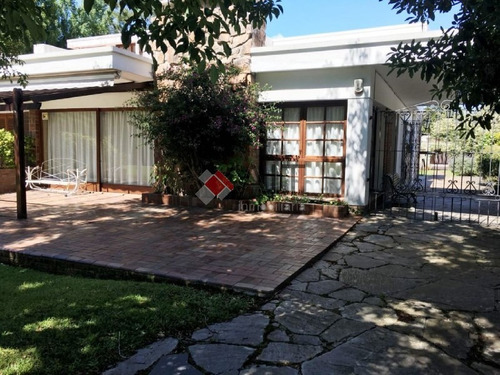 Imagen 2 de 19 de Casa 3 Dormitorios. Excelente Ubicacion. Muy Completa. Divina Barbacoa.- Ref: 6304