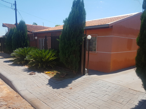 2 Casas No Mesmo Patio Com Muros Altos Separando