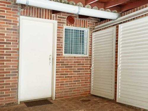 Townhouse Casa En Venta En Loma Linda. Posee Terraza Con Vista