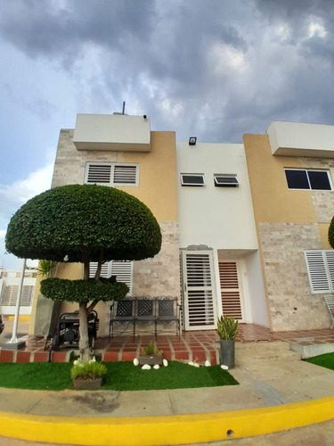 Cv-1300 Zona Norte Townhouse Villa Las Islas Avenida 16 Goajira