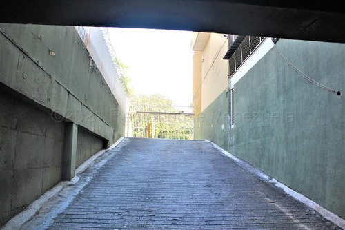 La Urbina Mls# 25-12476 Wm