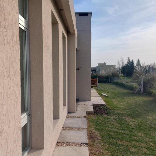Casa En Venta - 4 Dormitorios 4 Baños - Cochera - 1.600mts2 - Coronel Brandsen