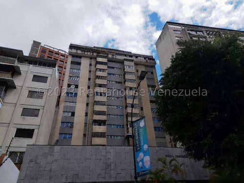 Apartamento En Venta En Chacao Con Puesto De Estacionamiento Y Para Remodelar Al 100%. Yr 