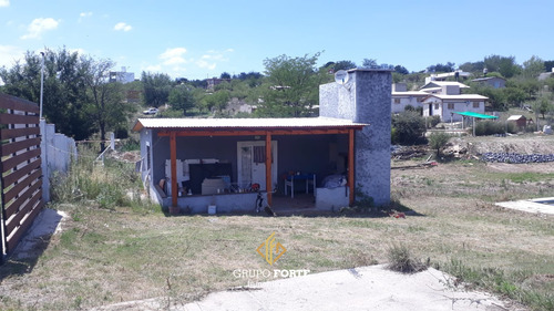 Venta De 4 Casas Con 2 Piletas Y Local En Cosquín, Cba.