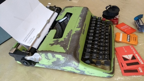 Imagem 4 de 10 de Máquina De Escrever Olivetti Lettera 32 Funcionando Usado