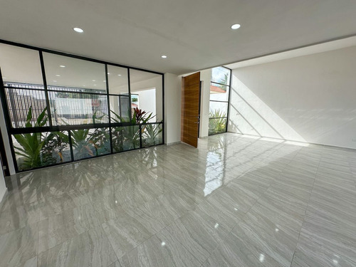 Casa En Venta Con Amplio Terreno Ubicada En San Pedro Cholul, Merida.