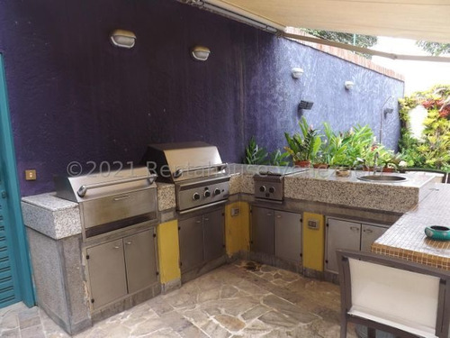 Imagen 2 de 14 de Casa Venta Tzas. Del Club Hípico Mls #22-7700 Hermosa Quinta Totalmente Remodelada, Con Hermosas Áreas Verdes, Sala De Juegos, Cuarto Para El Chofer O Vigilante.