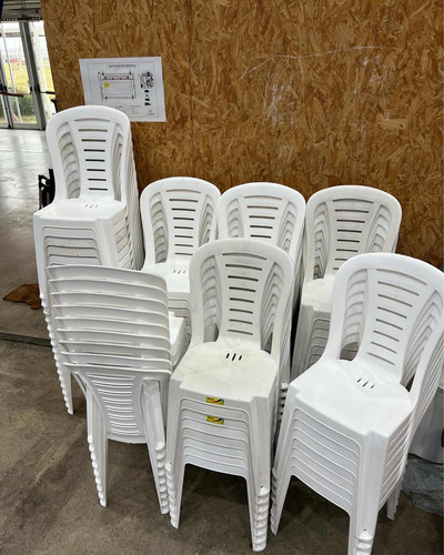 Alquiler De Sillas Y Mesas Plasticas +5491153404724