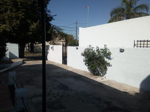 Imagen 2 de 19 de Moron! Casa En Lote Propio Con Departamento De Tres Ambientes Al Fondo.