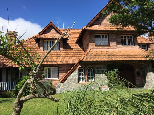 Imagen 1 de 19 de Alquiler Por Temporada: Chalet Tradicional En Dos Plantas De 4 Dorm, Dependencias, Doble Garaje Y Pileta Climatizada