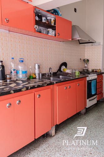 Venta Casa Con Local Comercial, Monoambiente Y Playa De Estacionamiento
