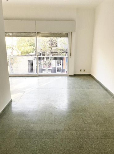 Apartamento En Venta De 2 Amplios Dormitorios Y Patio En Avenida Céntrica De Colonia
