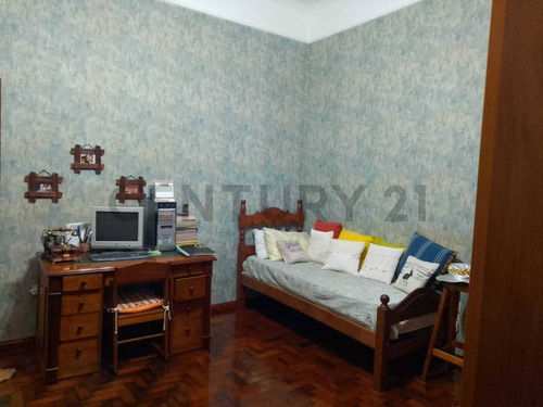 Casa En Venta 5 Ambientes Con Dos Terrazas, Quincho Y Cochera ¡espectacular!.